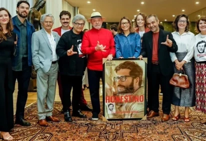 Lula, Janja, equipe e familiares de Honestino na pr&eacute;-estreia do filme sobre o l&iacute;der estudantil desaparecido -  (crédito: Divulga&ccedil;&atilde;o) -Lula, Janja, equipe e familiares de Honestino na pr&eacute;-estreia do filme sobre o l&iacute;der estudantil desaparecido -  (crédito: Divulga&ccedil;&atilde;o)