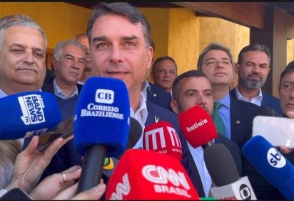 O presidenciável Flávio Bolsonaro (PL) reúne, em Brasília, candidatos do partido de diferentes estados para gravações de vídeos para a propaganda eleitoral -  (crédito: Danandra Rocha/CB/DA.Press) -O presidenciável Flávio Bolsonaro (PL) reúne, em Brasília, candidatos do partido de diferentes estados para gravações de vídeos para a propaganda eleitoral -  (crédito: Danandra Rocha/CB/DA.Press)