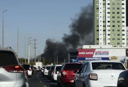 Inc&ecirc;ndio de grandes propor&ccedil;&otilde;es atinge vegeta&ccedil;&atilde;o do parque Boca da Mata