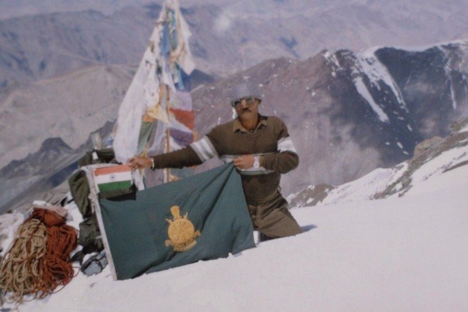 O corpo com as botas de montanhismo verdes tornou-se um marco sombrio na jornada rumo ao cume do Everest - (crédito: Foto cedida à BBC) O corpo com as botas de montanhismo verdes tornou-se um marco sombrio na jornada rumo ao cume do Everest - (crédito: Foto cedida à BBC)
