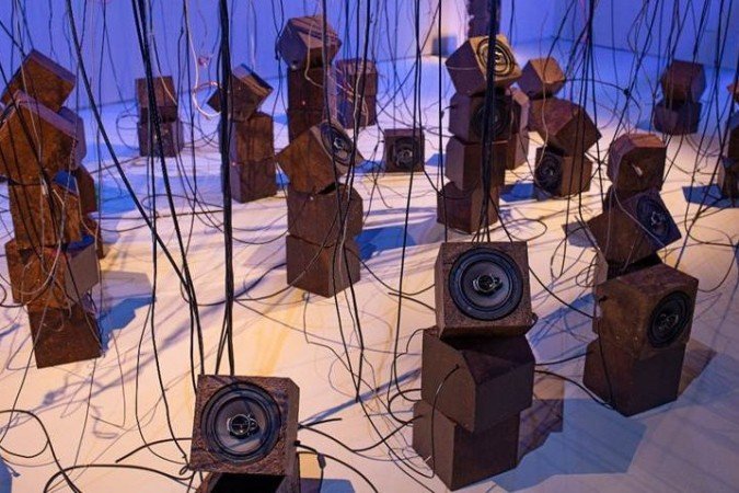 A mostra Selva Elétrica, da artista Vivian Caccuri, convida o público a uma experiência sonora imersiva na CAIXA Cultural Brasília - (crédito: Edouard Fraipont) A mostra Selva Elétrica, da artista Vivian Caccuri, convida o público a uma experiência sonora imersiva na CAIXA Cultural Brasília - (crédito: Edouard Fraipont)