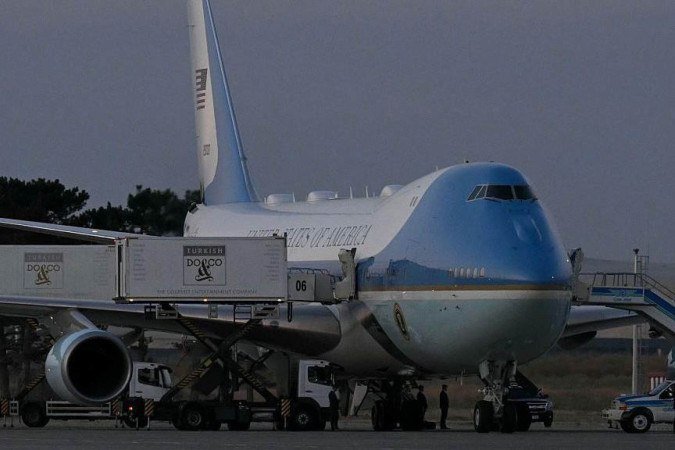 Trump foi visto descendo do antigo Air Force One após a chegada do avião a uma base no Reino Unido - (crédito: Reuters) Trump foi visto descendo do antigo Air Force One após a chegada do avião a uma base no Reino Unido - (crédito: Reuters)