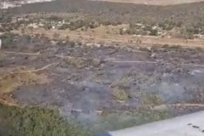 Bombeiros atuaram no combate às chamas em área de vegetação na reserva do Zoológico de Brasília, com apoio de drones e aeronave da corporação
- (crédito: Divulgação/ CBMDF) Bombeiros atuaram no combate às chamas em área de vegetação na reserva do Zoológico de Brasília, com apoio de drones e aeronave da corporação
- (crédito: Divulgação/ CBMDF)
