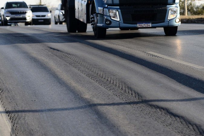 O surgimento acelerado de afundamentos nas trilhas de roda podem reduzir drasticamente a durabilidade do asfalto - (crédito: Minervino Júnior/CB/D.A Press) O surgimento acelerado de afundamentos nas trilhas de roda podem reduzir drasticamente a durabilidade do asfalto - (crédito: Minervino Júnior/CB/D.A Press)