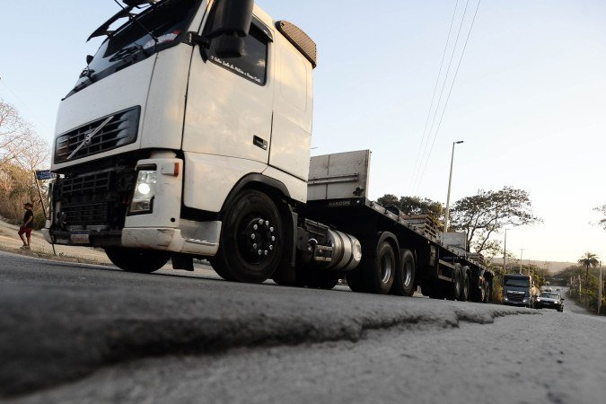 O pa&iacute;s conta com cerca de 105 mil km de rodovias federais por onde s&atilde;o transportados quase dois ter&ccedil;os de todo o esfor&ccedil;o do transporte de cargas do pa&iacute;s