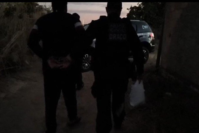 Polícia cumpre mandados contra fraude milionária em faturas de energia no DF - (crédito: Divulgação/PCDF) Polícia cumpre mandados contra fraude milionária em faturas de energia no DF - (crédito: Divulgação/PCDF)