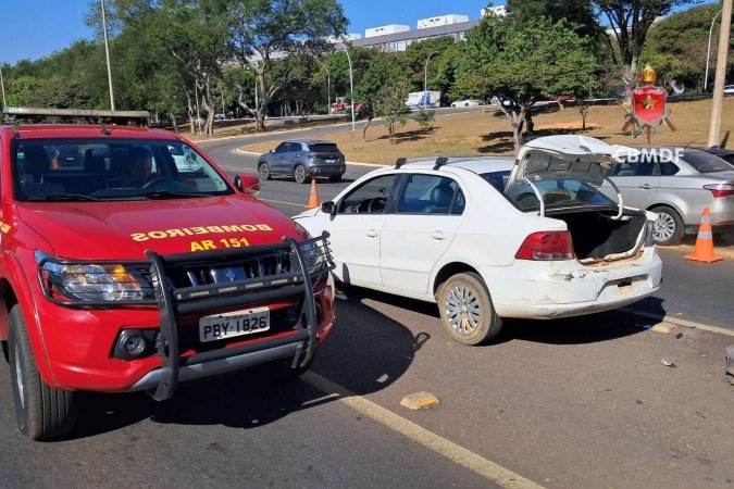 Colisão entre três veículos e ambulância deixa uma pessoa ferida