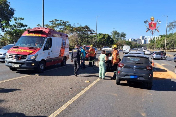 Colisão entre três veículos e ambulância deixa uma pessoa ferida - (crédito: CBMDF/Divulgação) Colisão entre três veículos e ambulância deixa uma pessoa ferida - (crédito: CBMDF/Divulgação)