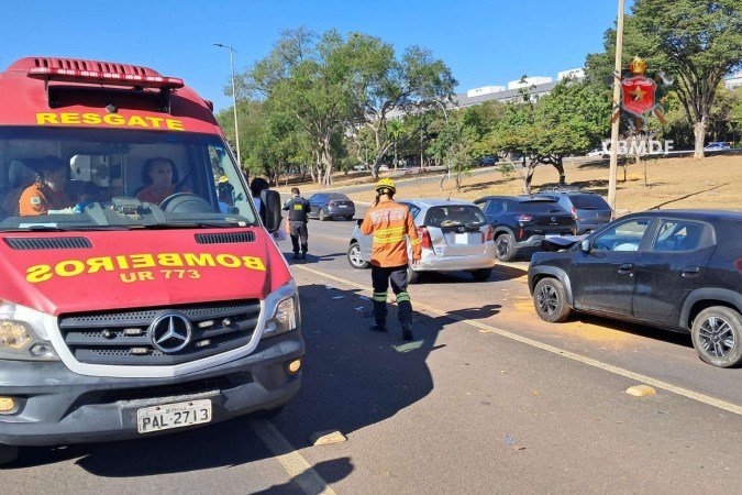 Colisão entre três veículos e ambulância deixa uma pessoa ferida