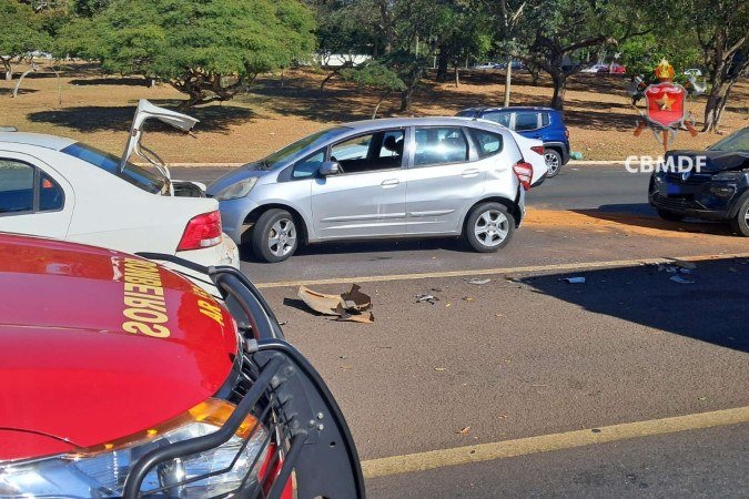 Colisão entre três veículos e ambulância deixa uma pessoa ferida