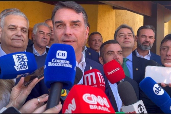 O presidenciável Flávio Bolsonaro (PL) reúne, em Brasília, candidatos do partido de diferentes estados para gravações de vídeos para a propaganda eleitoral - (crédito: Danandra Rocha/CB/DA.Press) O presidenciável Flávio Bolsonaro (PL) reúne, em Brasília, candidatos do partido de diferentes estados para gravações de vídeos para a propaganda eleitoral - (crédito: Danandra Rocha/CB/DA.Press)