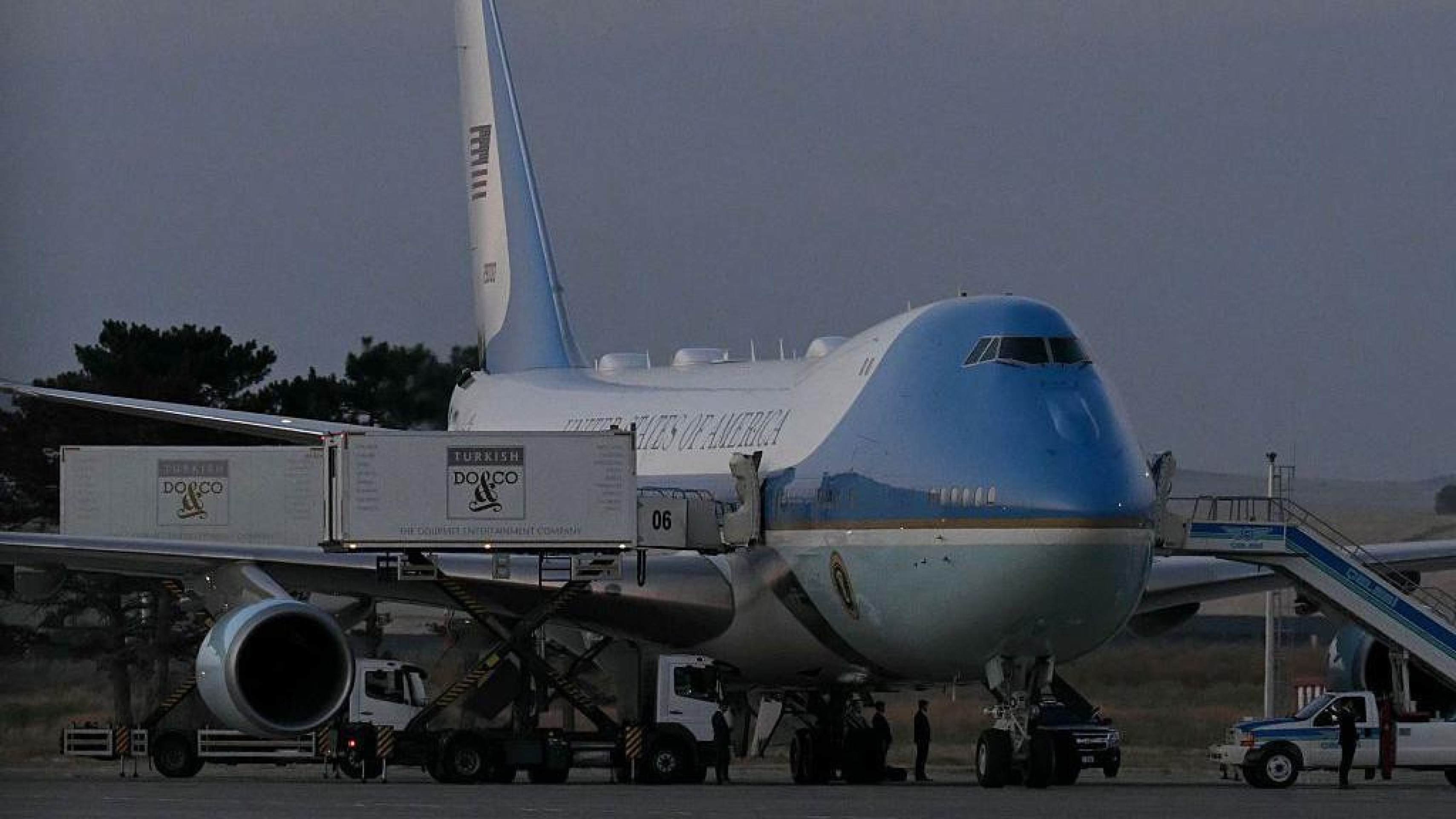 Trump foi colocado escondido em caminhão para trocar de avião por ameaça do Irã, segundo relatos