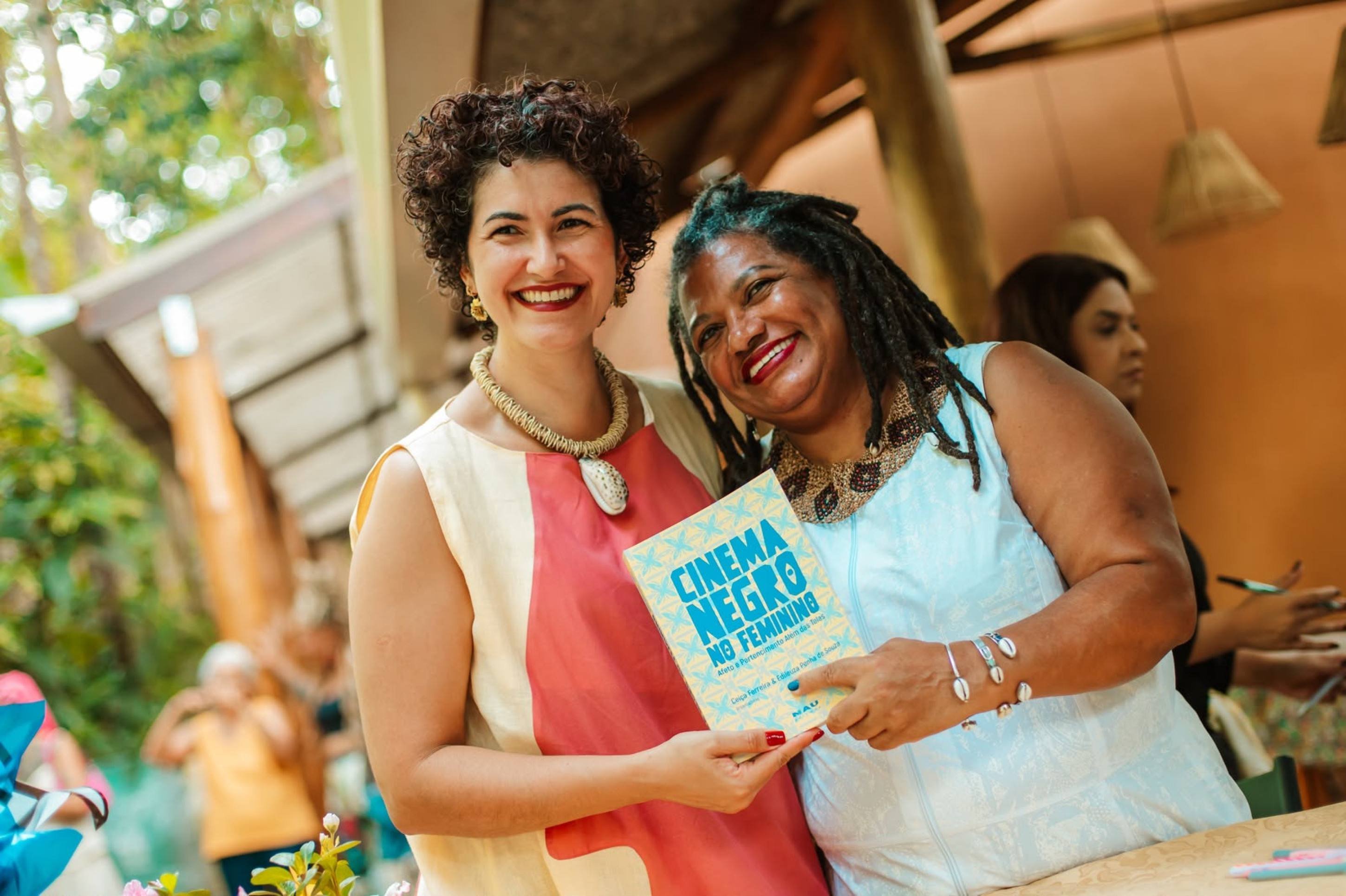 Cei&ccedil;a Ferreira e Edileuza Penha de Souza organizadoras do livro