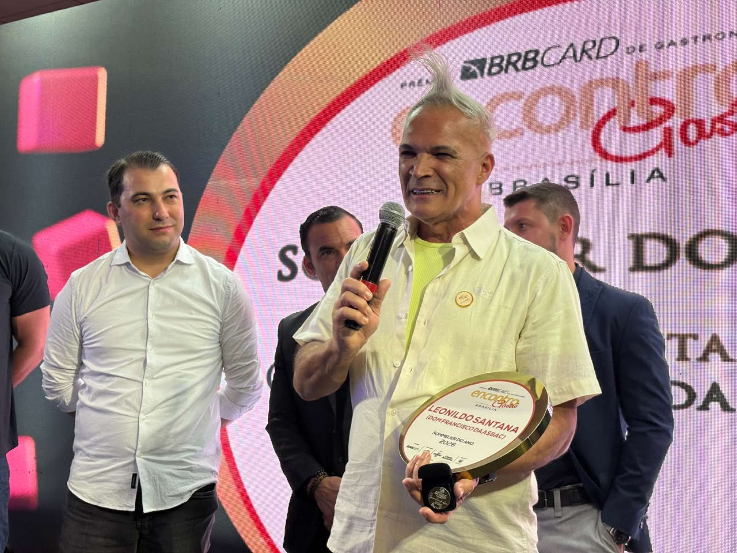 Leonildo Santana conquista pr&ecirc;mio de Sommelier do Ano no Encontro Gastr&ocirc; 2026