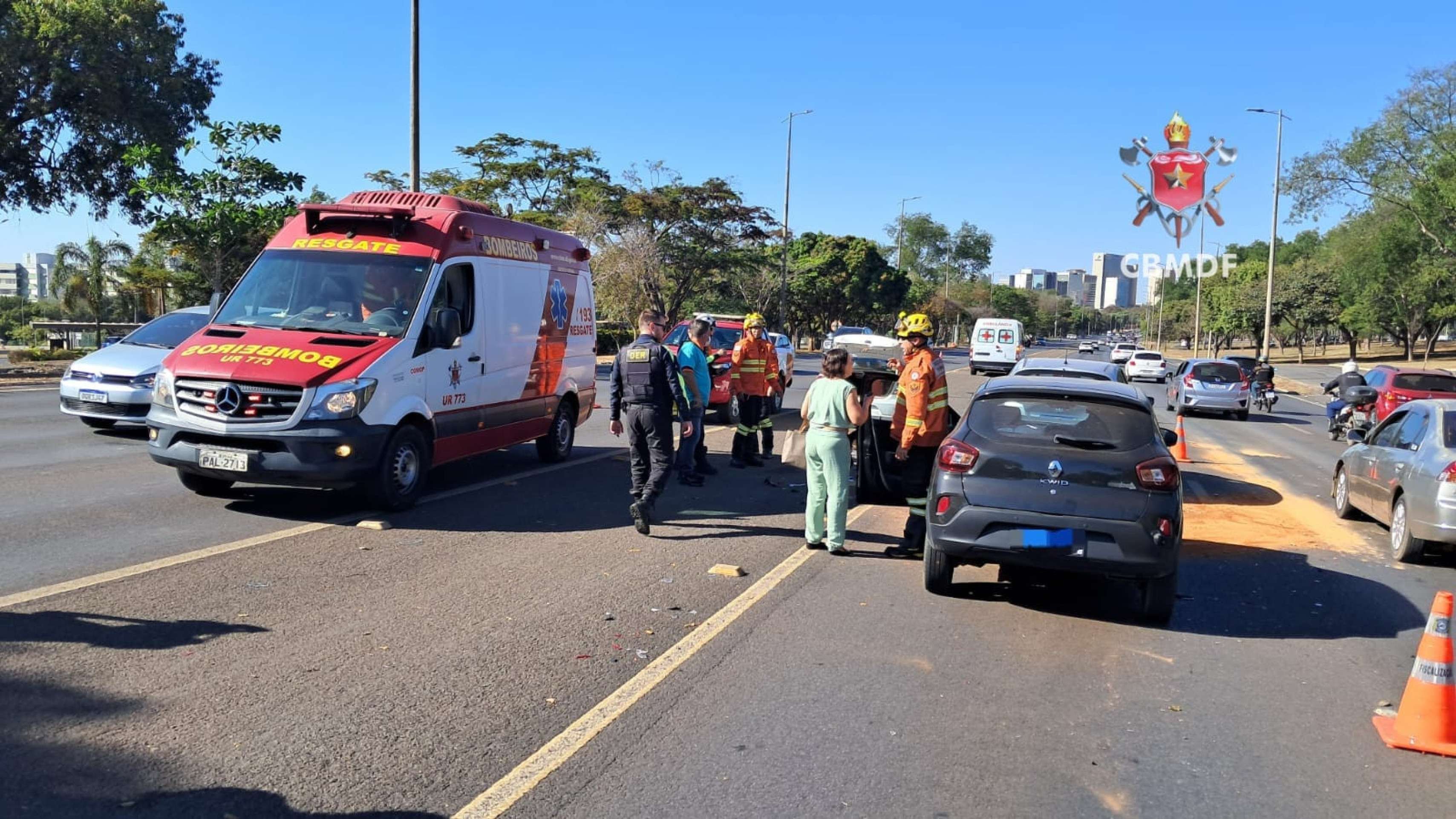 Colisão entre três veículos e ambulância deixa uma pessoa ferida