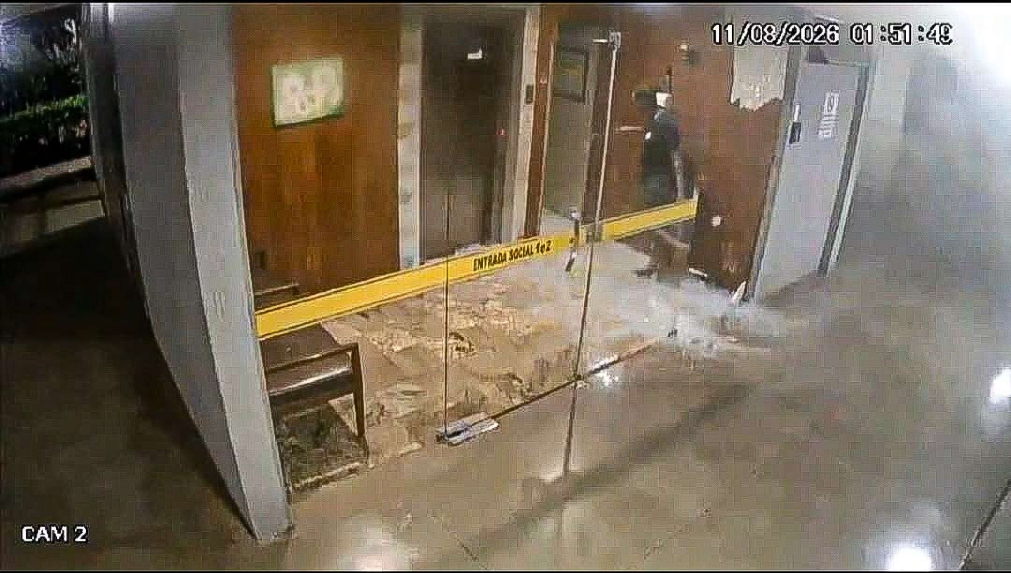 Vídeo flagra invasão de homem a prédio na Asa Sul nesta terça (11/8)