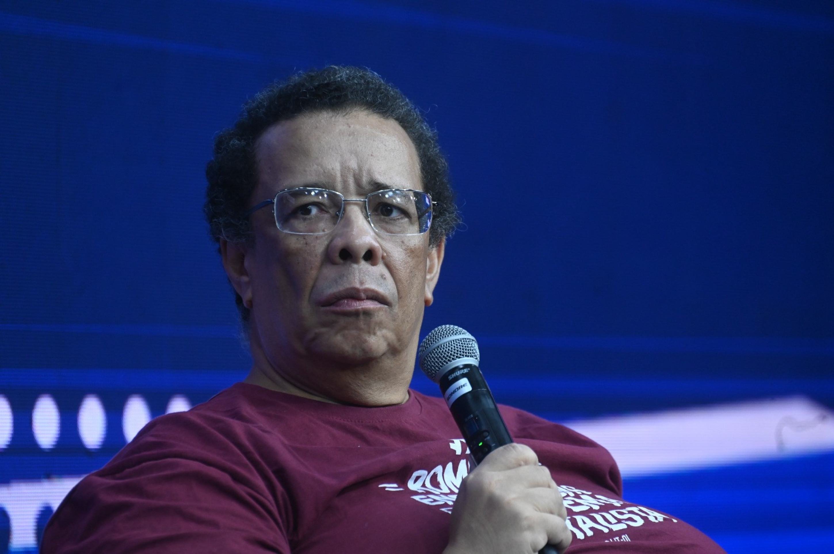 Raymundo defende reestatização de empresas e fim de cargos comissionados