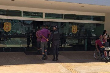 Suspeitos se disfarçaram de funcionários de telefonia - (crédito: Divulgação/PCDF) Suspeitos se disfarçaram de funcionários de telefonia - (crédito: Divulgação/PCDF)