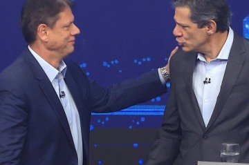Haddad critica Tarcísio por evitar mencionar Flávio Bolsonaro no debate da Band para o governo de SP - (crédito: Miguel Schincariol/AFP) Haddad critica Tarcísio por evitar mencionar Flávio Bolsonaro no debate da Band para o governo de SP - (crédito: Miguel Schincariol/AFP)