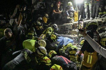 Daniela Largo Sanchez passou cerca de 36 horas sob as ruínas de um hotel na cidade de Pereira e foi resgatada dos escombros em uma maca, enquanto as equipes de resgate e os parentes gritavam de alegria - (crédito: AFP) Daniela Largo Sanchez passou cerca de 36 horas sob as ruínas de um hotel na cidade de Pereira e foi resgatada dos escombros em uma maca, enquanto as equipes de resgate e os parentes gritavam de alegria - (crédito: AFP)
