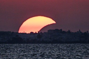 Além do deslumbramento, o eclipse foi uma oportunidade de os cientistas estudarem a coroa do Sol e compreender como a queda repentina da radiação solar afeta a atmosfera terrestre - (crédito: Fethi Belaid /AFP) Além do deslumbramento, o eclipse foi uma oportunidade de os cientistas estudarem a coroa do Sol e compreender como a queda repentina da radiação solar afeta a atmosfera terrestre - (crédito: Fethi Belaid /AFP)