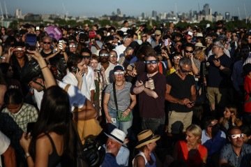  Na Espanha, olhos protegidos e arregalados para o c&eacute;u: emo&ccedil;&atilde;o      
