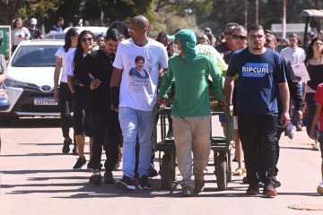 Familiares, amigos e pessoas ajudadas pela aposentada participaram da despedida e cobraram justiça pela morte em Samambaia - (crédito: Ed Alves/CB/DA Press) Familiares, amigos e pessoas ajudadas pela aposentada participaram da despedida e cobraram justiça pela morte em Samambaia - (crédito: Ed Alves/CB/DA Press)