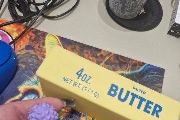 Karoline varia os fidgets e os utiliza no trabalho -  (crédito: Arquivo pessoal)