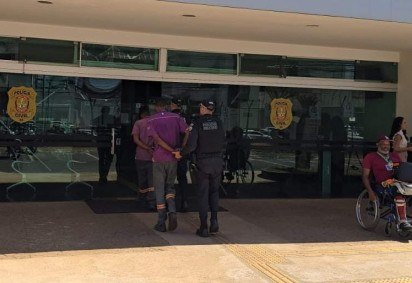 Suspeitos se disfarçaram de funcionários de telefonia -  (crédito: Divulgação/PCDF) -Suspeitos se disfarçaram de funcionários de telefonia -  (crédito: Divulgação/PCDF)