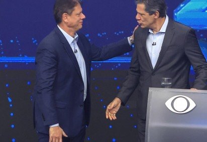 Haddad critica Tarc&iacute;sio por evitar mencionar Fl&aacute;vio Bolsonaro no debate da Band para o governo de SP -  (crédito: Miguel Schincariol/AFP) -Haddad critica Tarc&iacute;sio por evitar mencionar Fl&aacute;vio Bolsonaro no debate da Band para o governo de SP -  (crédito: Miguel Schincariol/AFP)