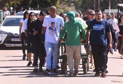 Familiares, amigos e pessoas ajudadas pela aposentada participaram da despedida e cobraram justiça pela morte em Samambaia -  (crédito: Ed Alves/CB/DA Press) -Familiares, amigos e pessoas ajudadas pela aposentada participaram da despedida e cobraram justiça pela morte em Samambaia -  (crédito: Ed Alves/CB/DA Press)