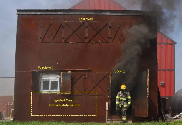 Bombeiro na simulação de incêndio: tecnologia combina dados de sensores e modelos matemáticos