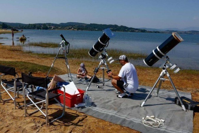 Pessoas na Espanha participam de um evento para observar um eclipse - (crédito: Reuters) Pessoas na Espanha participam de um evento para observar um eclipse - (crédito: Reuters)