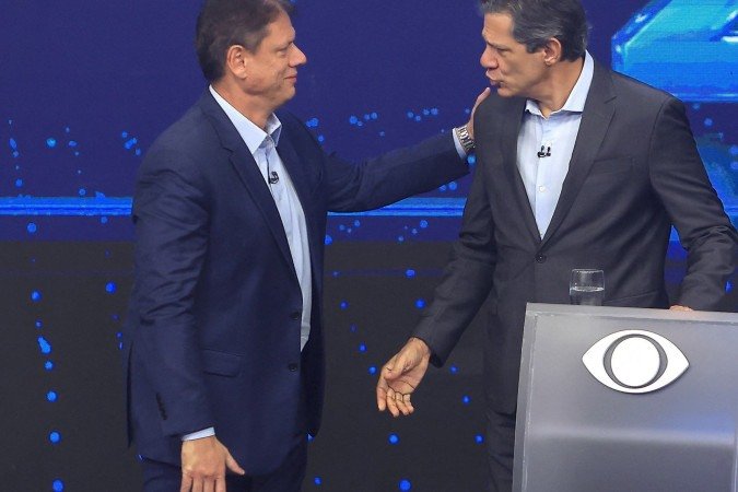 Haddad critica Tarcísio por evitar mencionar Flávio Bolsonaro no debate da Band para o governo de SP - (crédito: Miguel Schincariol/AFP) Haddad critica Tarcísio por evitar mencionar Flávio Bolsonaro no debate da Band para o governo de SP - (crédito: Miguel Schincariol/AFP)