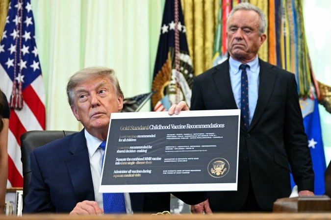 Trump assinou na segunda-feira um decreto no qual pede para espaçar a aplicação em crianças. Ao apresentar o texto, o magnata americano mencionou várias vezes um suposto vínculo entre as imunizações e o autismo, apesar da falta de evidência científica a esse respeito.
- (crédito: AFP) Trump assinou na segunda-feira um decreto no qual pede para espaçar a aplicação em crianças. Ao apresentar o texto, o magnata americano mencionou várias vezes um suposto vínculo entre as imunizações e o autismo, apesar da falta de evidência científica a esse respeito.
- (crédito: AFP)