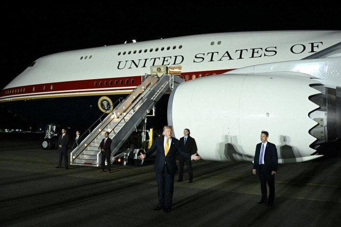O presidente dos Estados Unidos, Donald Trump, confirmou a jornalistas que trocou secretamente de avião ao deixar a Turquia após a cúpula da OTAN no mês passado, por questões de segurança - (crédito: SAUL LOEB / AFP) O presidente dos Estados Unidos, Donald Trump, confirmou a jornalistas que trocou secretamente de avião ao deixar a Turquia após a cúpula da OTAN no mês passado, por questões de segurança - (crédito: SAUL LOEB / AFP)