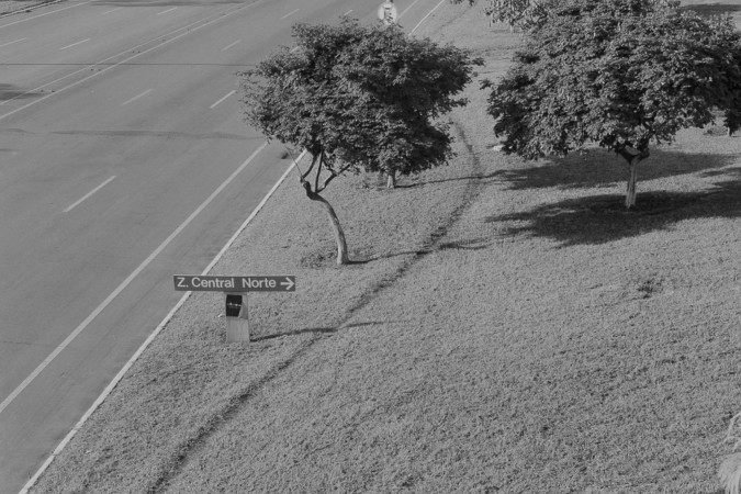 A marca de milhares de passos repetidos pelos trabalhadores que caminham no centro de Brasília pela mesma rotina, dia após dia