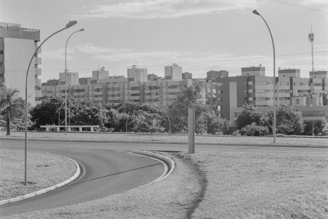 Cada trilha marca uma escolha diferente de quem cruza esse mesmo pedaço de grama todos os dias, a caminho do trabalho em Brasília 