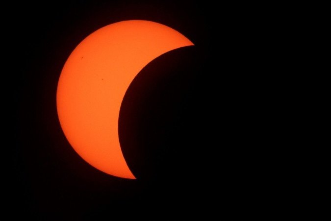 A Lua cobre parcialmente o Sol durante as fases iniciais do eclipse solar total, visto da praia de La Zurriola, em San Sebastián, em 12 de agosto de 2026 - (crédito: Thomas COEX / AFP ) A Lua cobre parcialmente o Sol durante as fases iniciais do eclipse solar total, visto da praia de La Zurriola, em San Sebastián, em 12 de agosto de 2026 - (crédito: Thomas COEX / AFP )