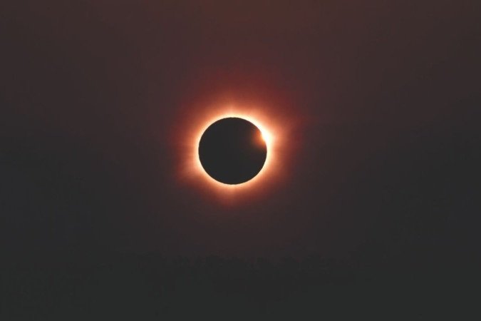 Um eclipse solar acontece quando a lua se posiciona exatamente entre o Sol e a Terra, projetando sua sombra sobre parte do planeta - (crédito: Gleive Marcio Rodrigues de Souza) Um eclipse solar acontece quando a lua se posiciona exatamente entre o Sol e a Terra, projetando sua sombra sobre parte do planeta - (crédito: Gleive Marcio Rodrigues de Souza)