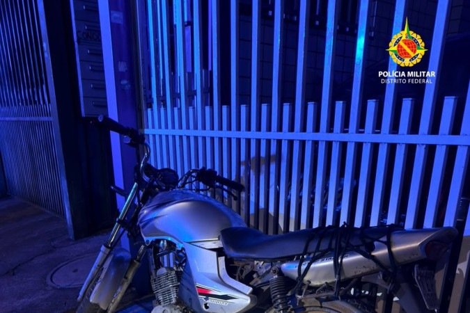 Os policiais realizaram o acompanhamento de um indivíduo que fugiu durante a abordagem. O motociclista foi interceptado e detido - (crédito: Divulgação/PMDF) Os policiais realizaram o acompanhamento de um indivíduo que fugiu durante a abordagem. O motociclista foi interceptado e detido - (crédito: Divulgação/PMDF)