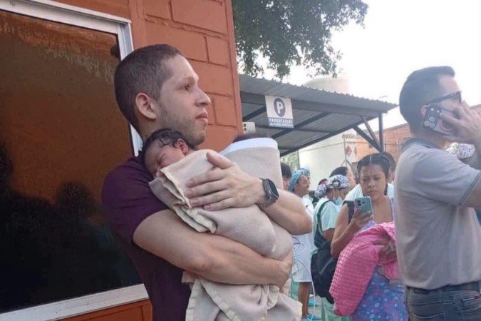 O médico German Andres Somoyar carrega recém-nascidos removidos durante terremoto - (crédito: Arquivo pessoal) O médico German Andres Somoyar carrega recém-nascidos removidos durante terremoto - (crédito: Arquivo pessoal)