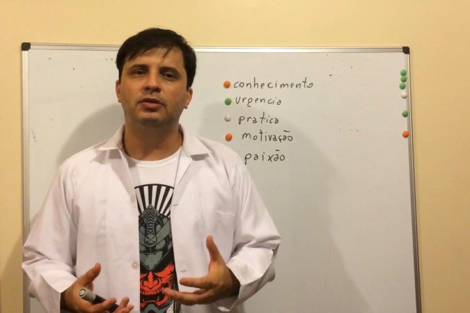 Professor Rogério Antônio de Lima em vídeo no YouTube: pioneiro no ensino on-line