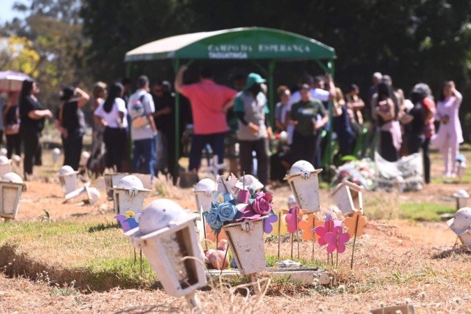 Cerca de 100 pessoas se reuniram no Cemitério de Taguatinga para velar a vítima assassinada na última segunda-feira (10/8) - (crédito: ED ALVES/CB/D.A.Press) Cerca de 100 pessoas se reuniram no Cemitério de Taguatinga para velar a vítima assassinada na última segunda-feira (10/8) - (crédito: ED ALVES/CB/D.A.Press)