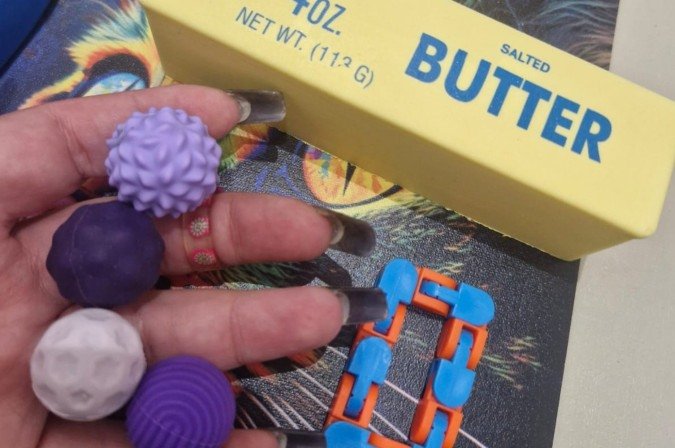 Karoline varia os fidgets e os utiliza no trabalho - (crédito: Arquivo pessoal) Karoline varia os fidgets e os utiliza no trabalho - (crédito: Arquivo pessoal)