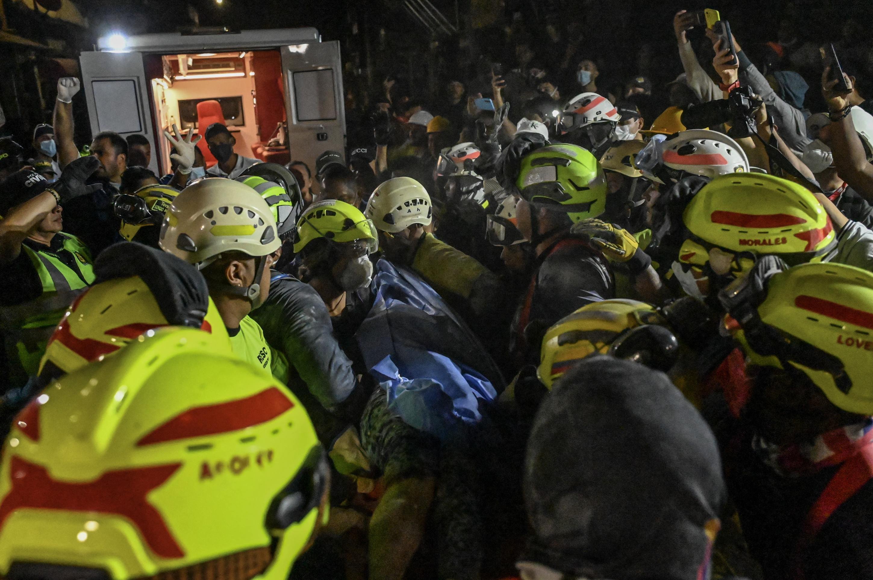 Depois de ter sido transportada at&eacute; a ambul&acirc;ncia, Daniela sofreu uma piora no quadro de sa&uacute;de e est&aacute; na unidade de terapia intensiva