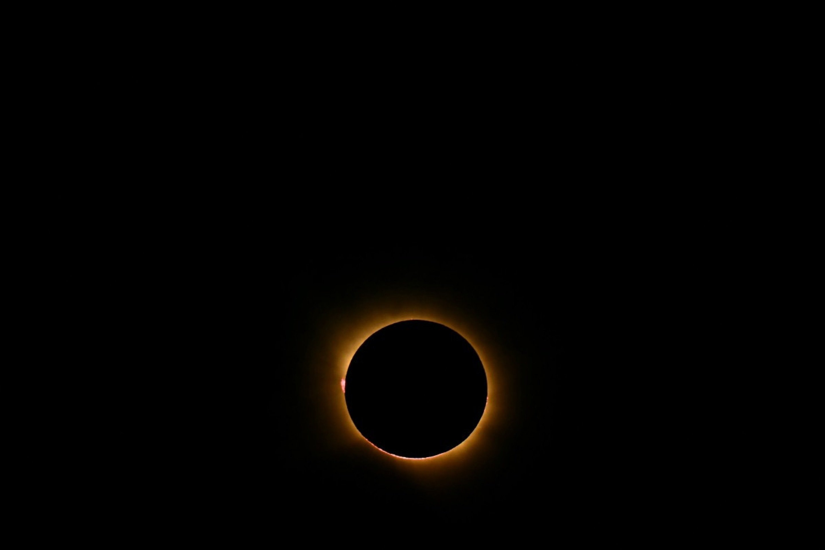 A coroa solar brilha enquanto a Lua bloqueia totalmente o Sol durante a fase de totalidade do eclipse solar total, visto da lagoa costeira de La Albufera, em Val&ecirc;ncia, em 12 de agosto de 2026      