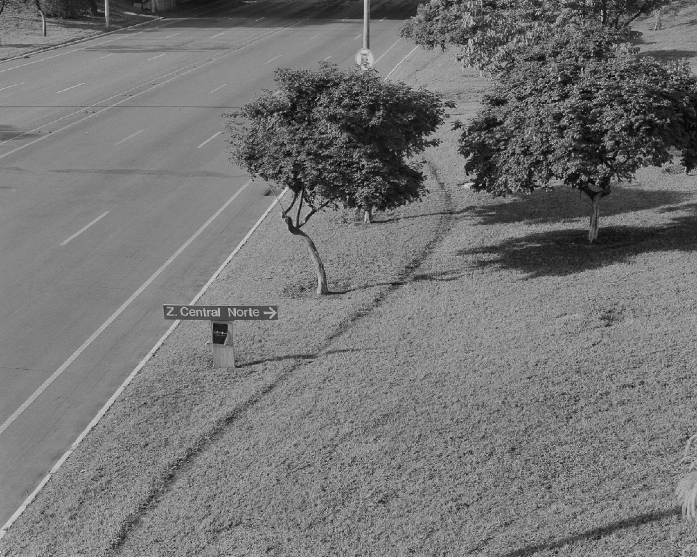 A marca de milhares de passos repetidos pelos trabalhadores que caminham no centro de Bras&iacute;lia pela mesma rotina, dia ap&oacute;s dia