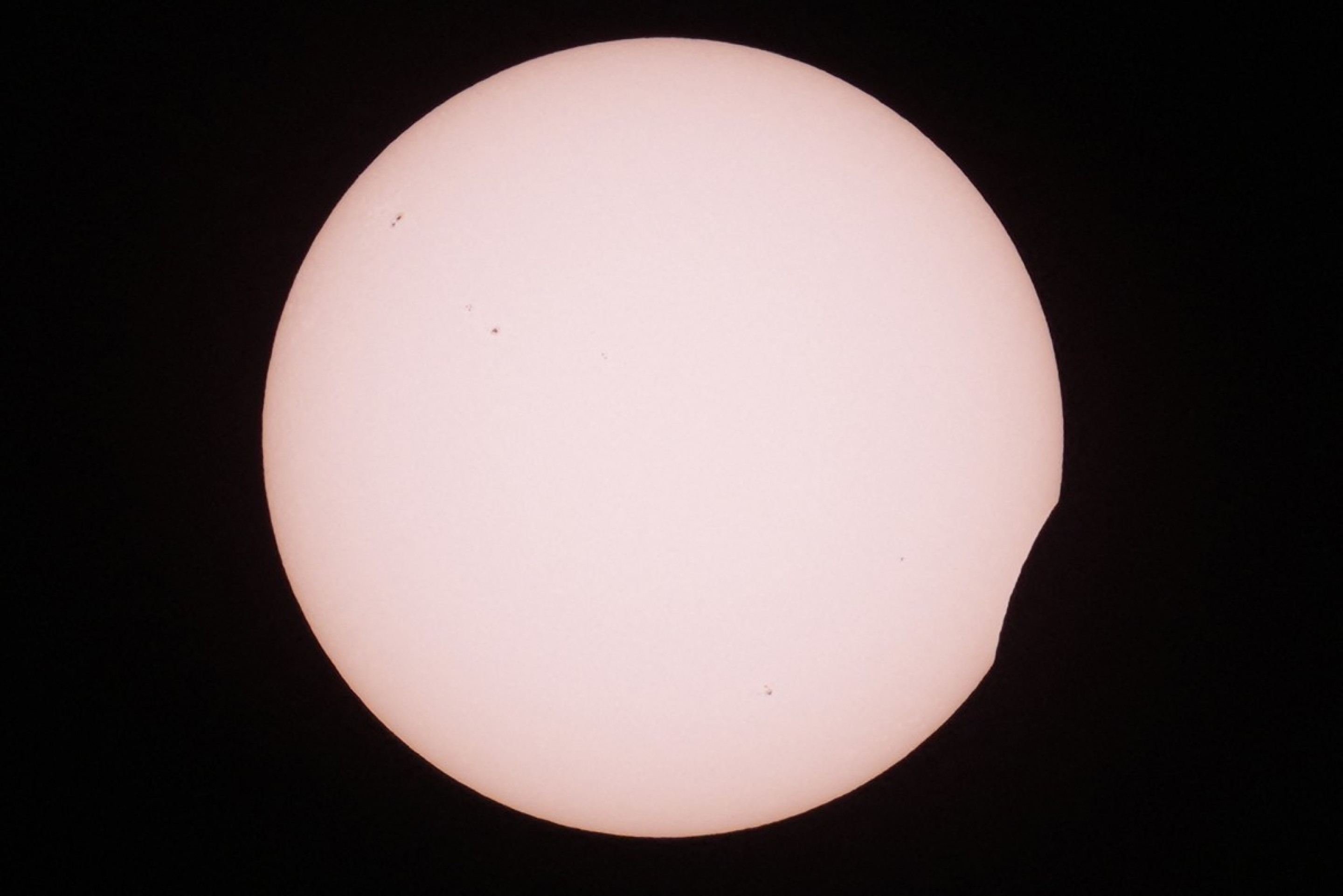 A Lua come&ccedil;a a cobrir o Sol durante as fases iniciais do eclipse solar total, visto de Lodoso, na prov&iacute;ncia de Burgos, em 12 de agosto de 2026      