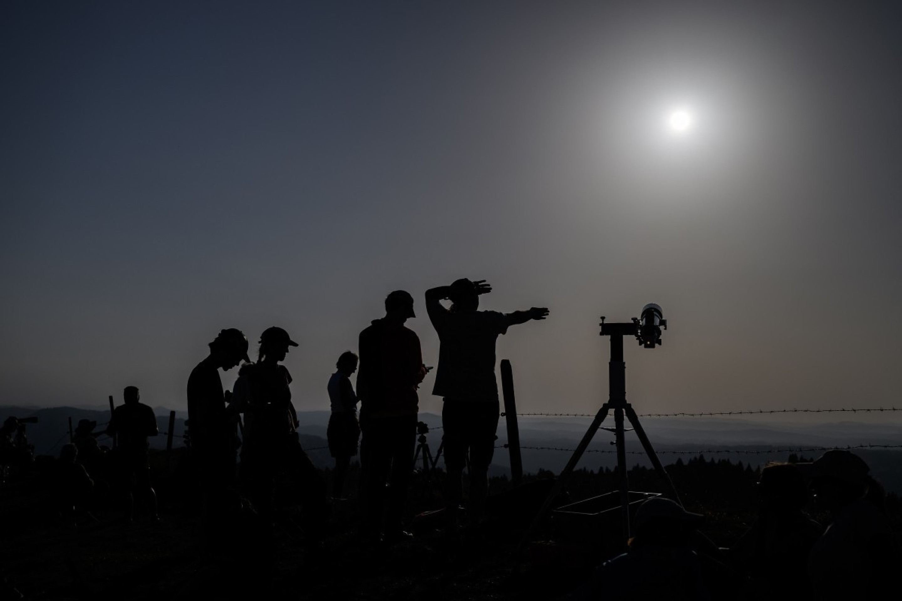 Entusiastas da astronomia preparam-se para observar um eclipse solar parcial no pico de Chasseral, acima de Nods, no noroeste da Su&iacute;&ccedil;a, em 12 de agosto de 2026      